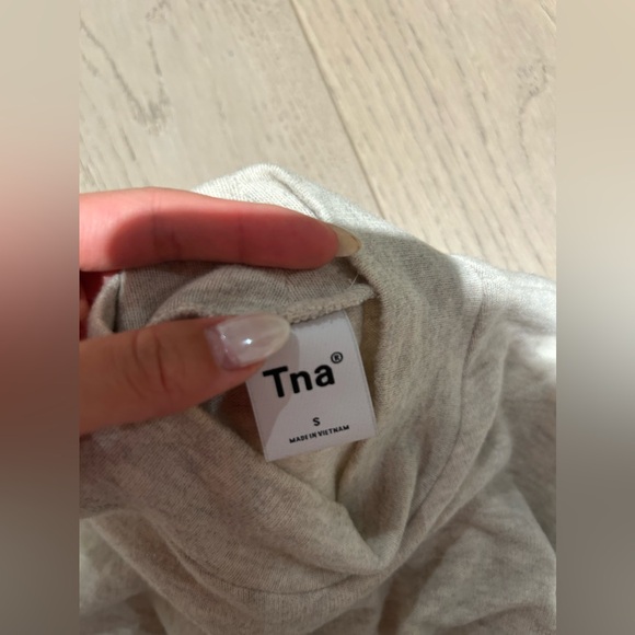 ARITZIA Longsleeve Top - Picture 2 of 4